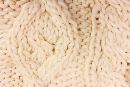 首筋のチクチクで手編みのセーターが苦手だった息子ですが…